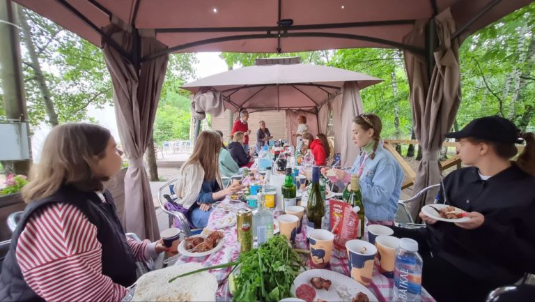 летом - у нас пикники и шашлыки