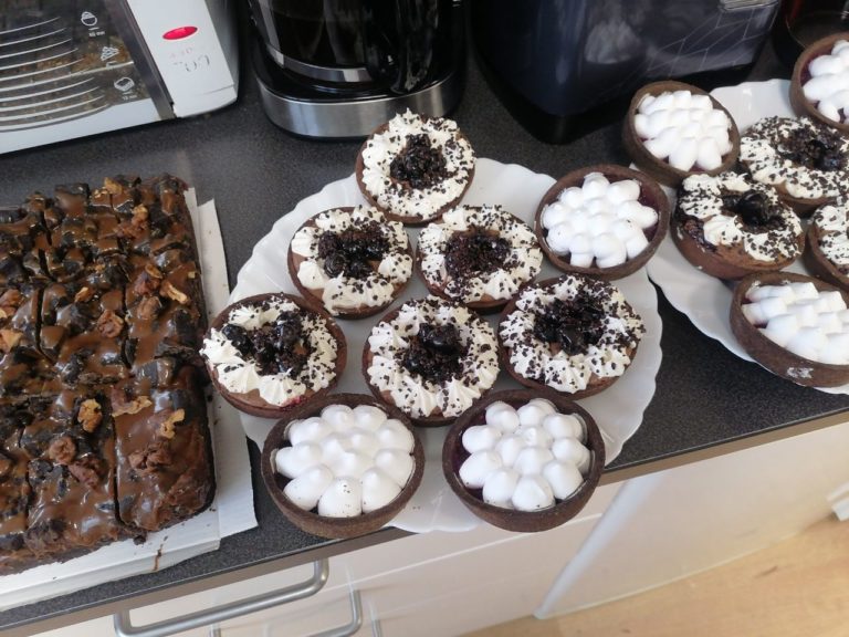 в офисе постоянно накрываем на стол, доступны кофе, сладости, чай и закуски