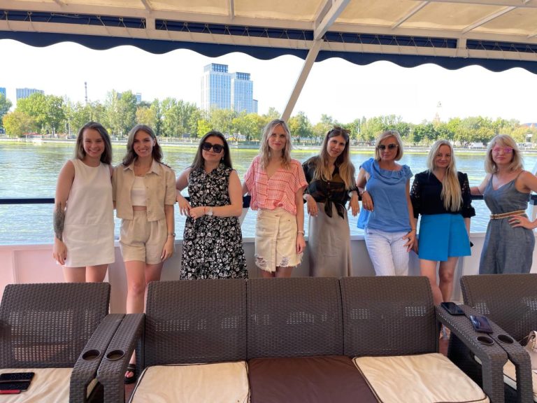 организуем и выездные мероприятия, например, прогулки на теплоходе