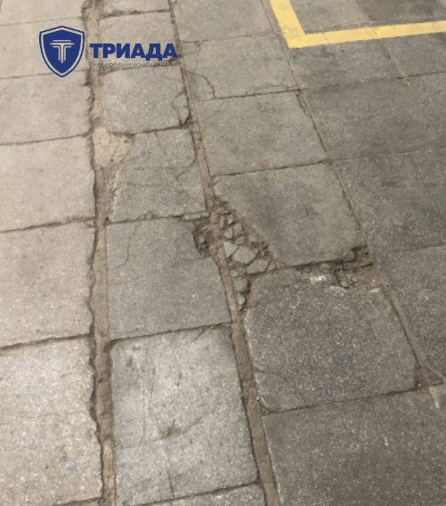 дефект здания - разрушение и отслоение керамической плитки пола.