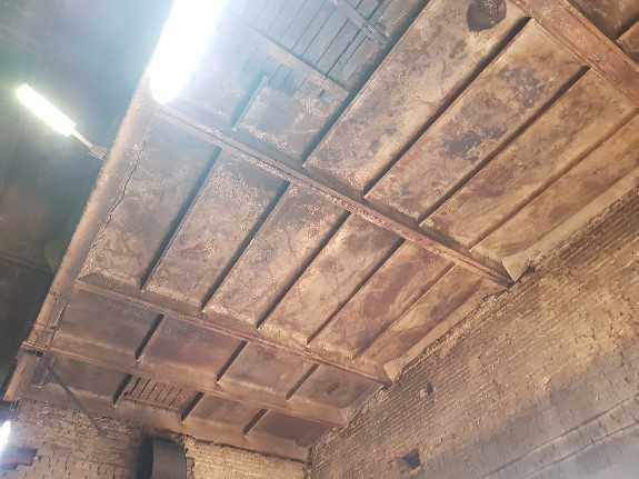 разрушение стыков плит производственного цеха