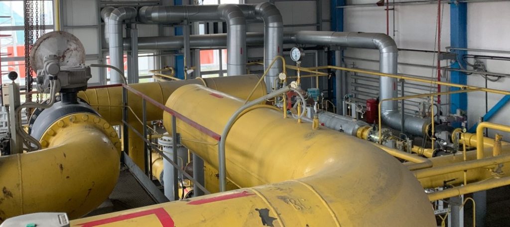 фотография газораспределительного пункта с газопроводами
