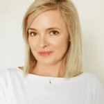 сотрудница, белая майка, улыбка и белый фон